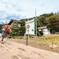 古殿八幡神社の流鏑馬特設コースを走り抜ける躍動感の写真