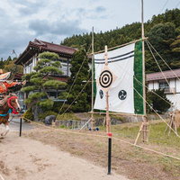 古殿八幡神社で行われる流鏑馬の走る疾走感と矢が的に命中する瞬間の写真