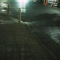 夜道と歩道 夜間の都市風景と工事現場の街灯照明の写真