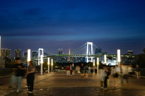 ウエストプロムナード（シンボルプロムナード公園）からのレインボーブリッジの夜景