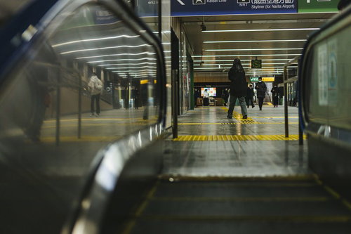 終電時間帯のエスカレーターと改札での乗客の流れ