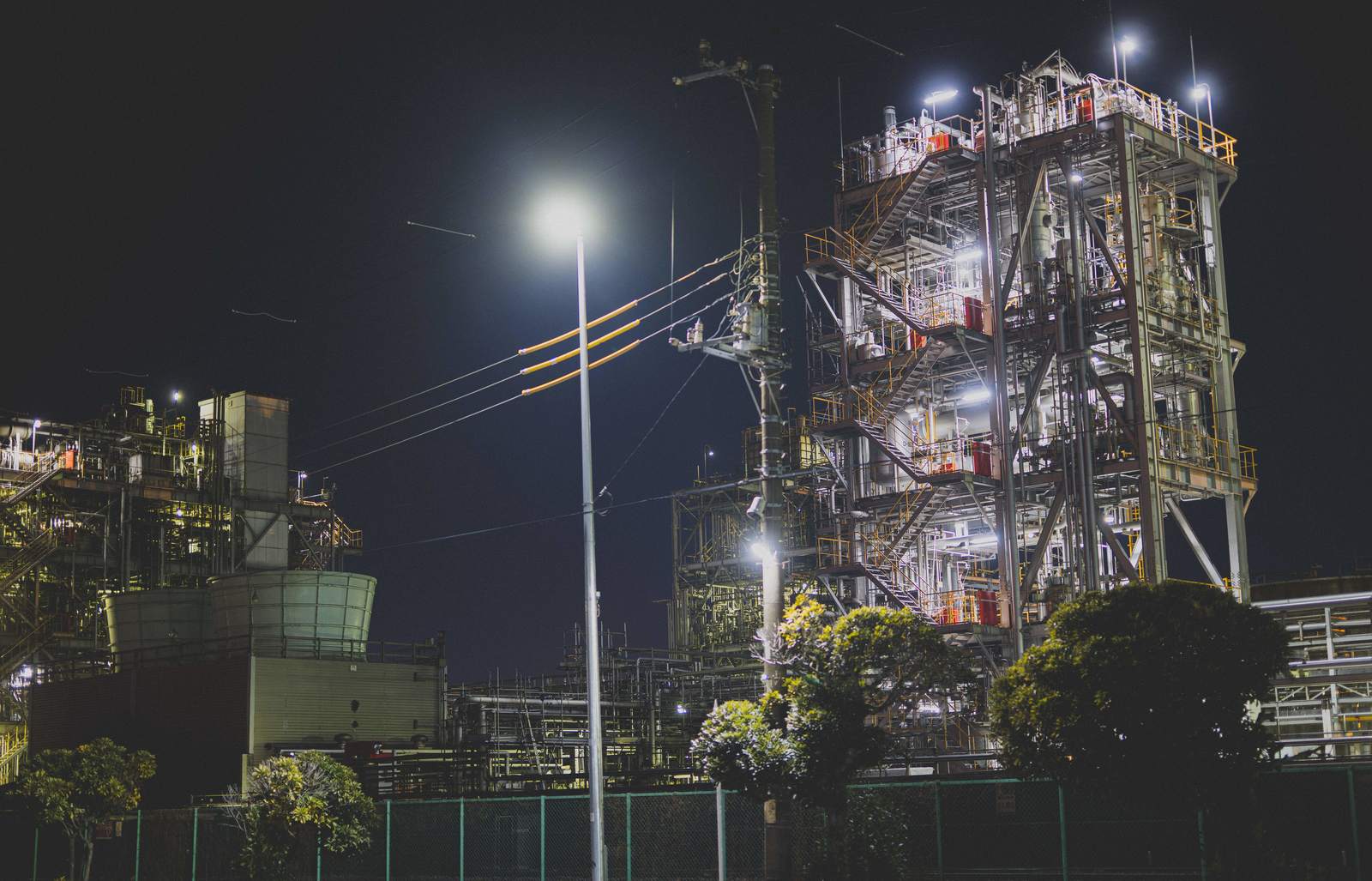 深夜の工場施設と街灯が照らす夜景