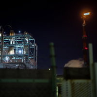 千鳥町の工場夜景で赤い炎を噴き上げるフレアスタックの写真