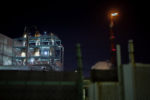 千鳥町の工場夜景で赤い炎を噴き上げるフレアスタック