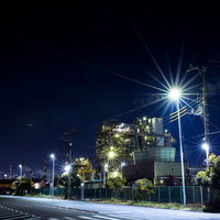 千鳥町1号線の夜景、街灯の光芒と工場夜景の写真