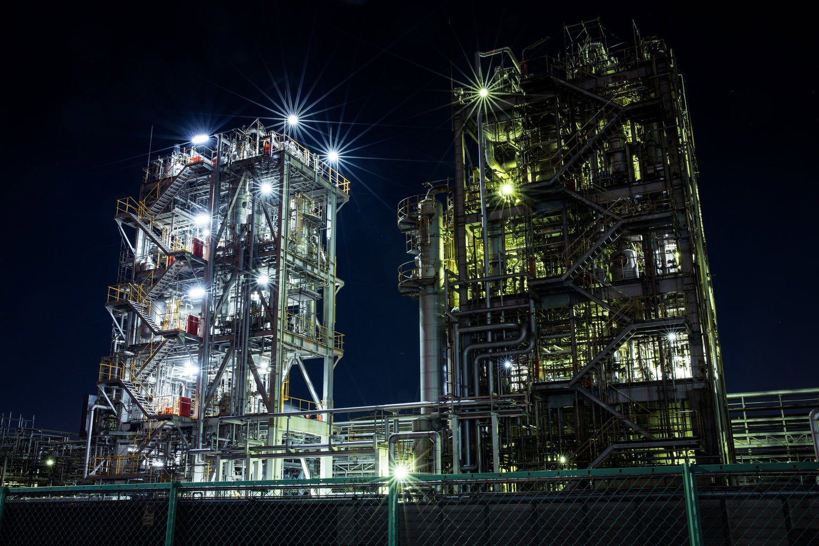 Factory night scenery in Kawasaki Chidori-cho, radiant beams of light spreading from the strong lighting