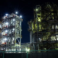 川崎千鳥町1号線から見る工場夜景と光芒が放射する夜景の写真