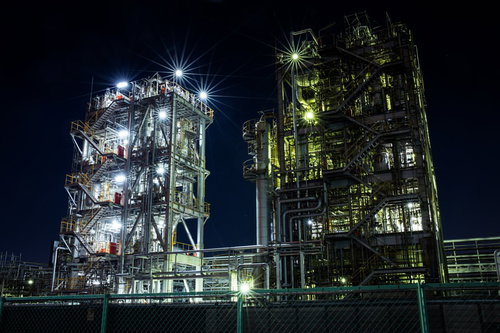 川崎千鳥町1号線から見る工場夜景と光芒が放射する夜景