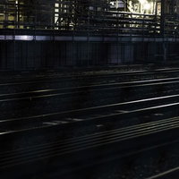 線路に反射する工場の明かりが映る夜景の写真