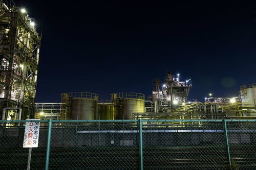 雲一つない夜空と工場夜景（千鳥町）の金網フェンス越しの風景