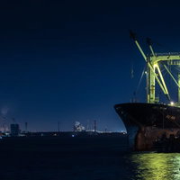 川崎の工場夜景と大型タンカーが停泊する夜の港の写真