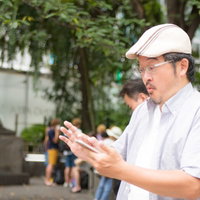 レアなモンスターをゲットできて興奮するハンチング帽の男性の写真