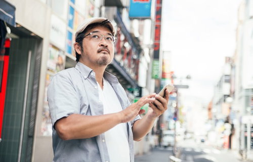 お店の場所がなかなか見つからない男性（迷子クラスタ）