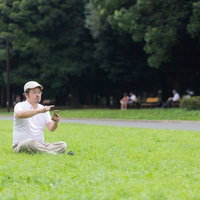 普段家から出ない父親が公園で外出した理由の写真