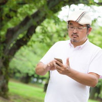 歩きスマホをしながら群生地に向かうプレイヤーの写真