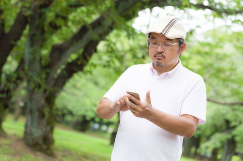 歩きスマホをしながら群生地に向かうプレイヤー