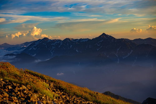 オレンジに染まり始める立山連峰と剱岳の山峰