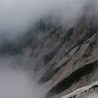 ガスに包まれた傾斜の山肌（白馬岳）の写真