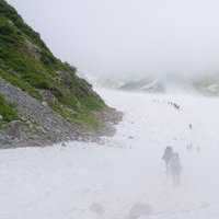 ホワイトアウトする白馬大雪渓に挑む登山者たち（白馬岳）の写真