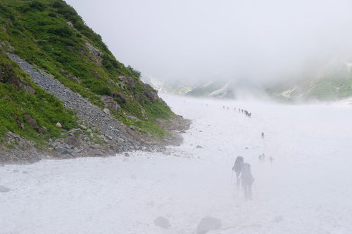 ホワイトアウトする白馬大雪渓に挑む登山者たち（白馬岳）