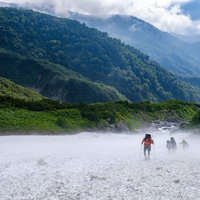 吹き下ろす冷風の白馬大雪渓を登る登山者たち（白馬岳）の写真
