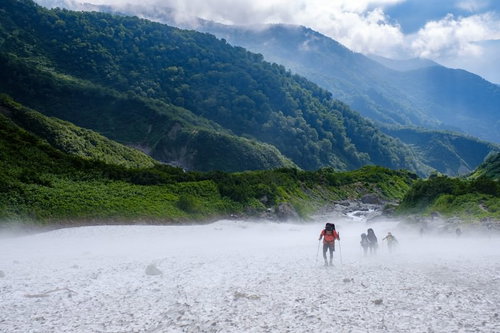 吹き下ろす冷風の白馬大雪渓を登る登山者たち（白馬岳）
