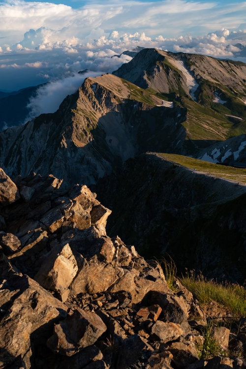 夏の白馬岳（しろうまだけ）の夕焼けと北アルプス