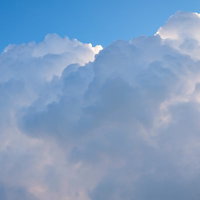 青空に浮かぶもくもくとした積雲の風景の写真