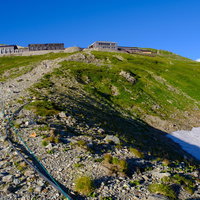 白馬岳の稜線に伸びる白馬山荘へと続く登山道の写真