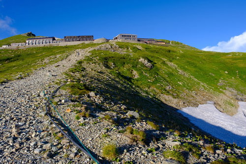 白馬岳の稜線に伸びる白馬山荘へと続く登山道