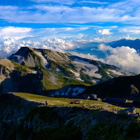夕方の白馬連峰の登山道から見た白馬岳と山荘の写真