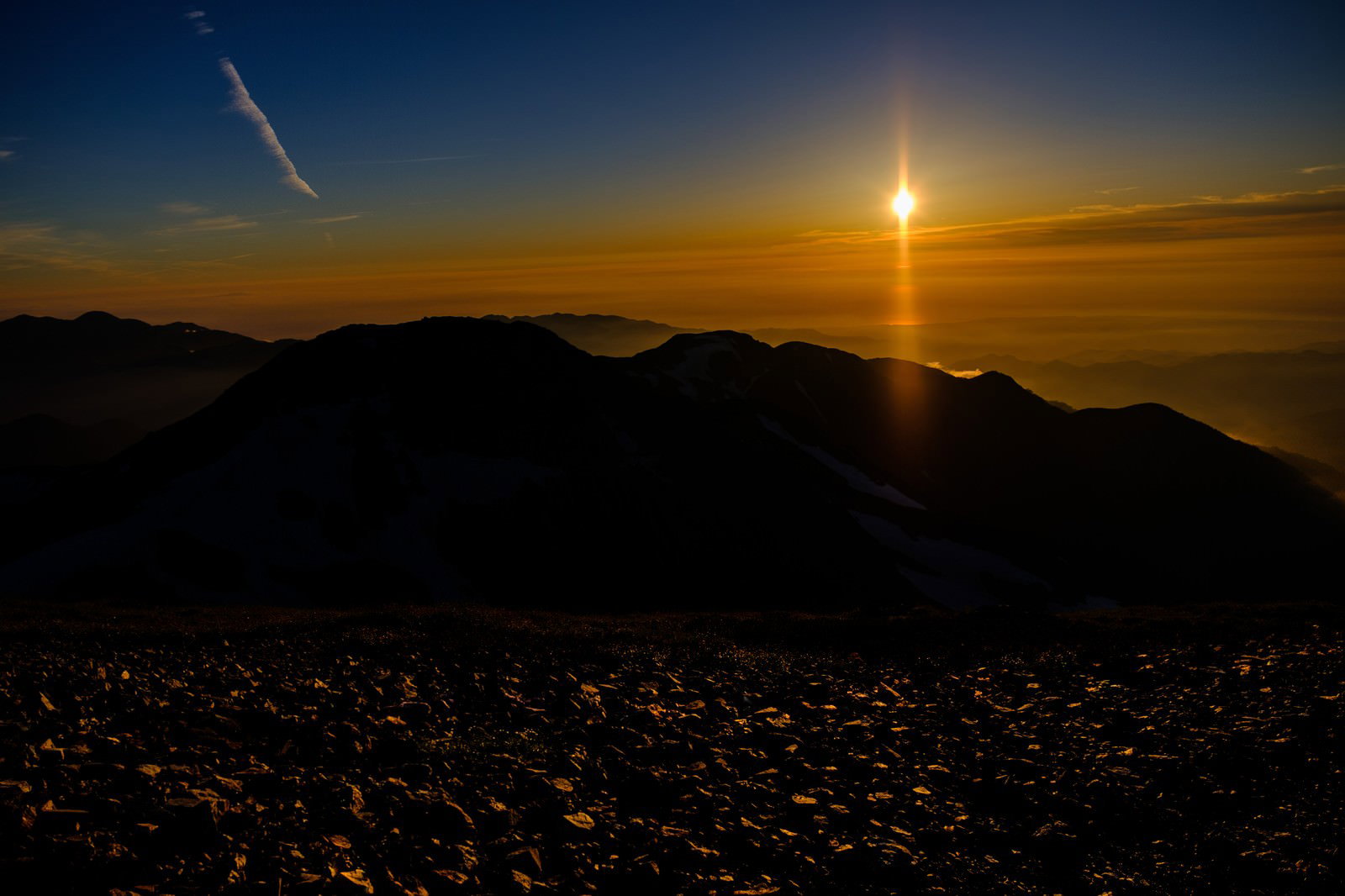 夕日に照らされた白馬岳の登山道、北アルプスの山々のシルエット