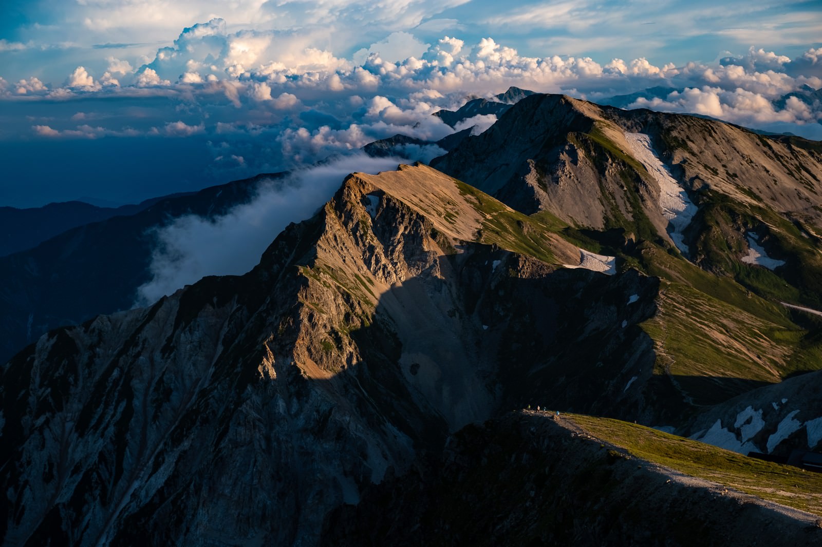 夕暮れ時の白馬連峰、雲海に浮かぶ険しい山々の風景