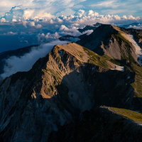 夕暮れ間近の白馬連峰と雲海に浮かぶ山々の絶景の写真