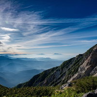 北アルプス後立山連峰の霞と光芒を俯瞰した風景の写真