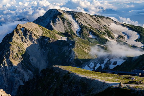 北アルプス後立山連峰の杓子岳と白馬槍ヶ岳