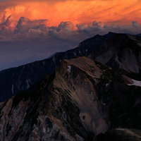 北アルプス後立山連峰の杓子岳と白馬鑓ヶ岳に映る夕焼けの写真