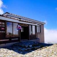 白馬岳の山稜に建つ白馬スカイプラザの山小屋の写真
