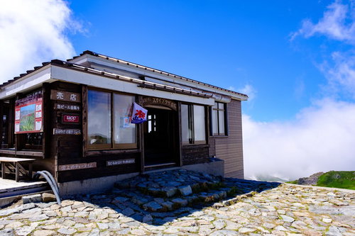 白馬岳の山稜に建つ白馬スカイプラザの山小屋