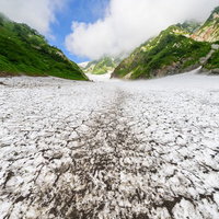 遥かに続く白馬大雪渓の雪山登山道（白馬岳）の写真