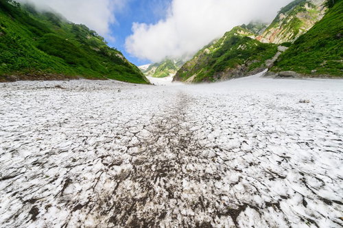 遥かに続く白馬大雪渓の雪山登山道（白馬岳）