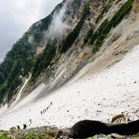 白馬岳の白馬大雪渓、急傾斜の登山道に挑む登山者達の写真