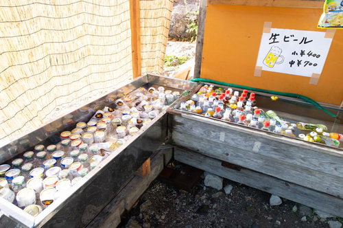 白馬岳の白馬尻小屋で販売中のドリンク、生ビールと缶ビール