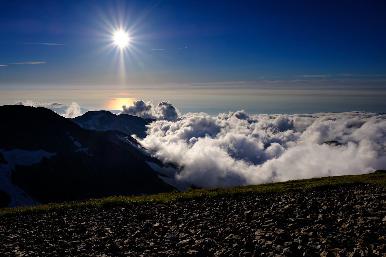 白馬岳から見る夕日と山並みのシルエット