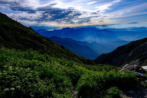 白馬岳から望む雲間から伸びる光芒と後立山連峰