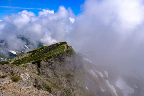 白馬岳の山頂から望む稜線に連なる北アルプスの山々