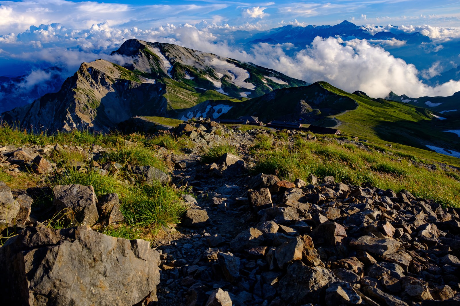 白馬岳稜線の登山道から望む白馬連峰と立山連峰の雄大な山岳風景