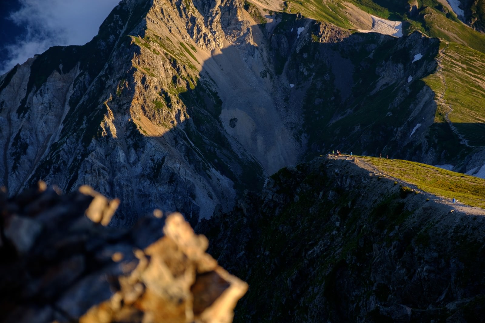 白馬連峰の雄大な山々と登山道を歩く登山者達の風景