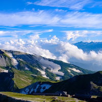 白馬連峰の先に見える立山連峰と北アルプスの山々の写真