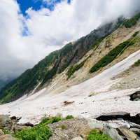 白馬岳・白馬大雪渓の急な傾斜と登山道の風景の写真